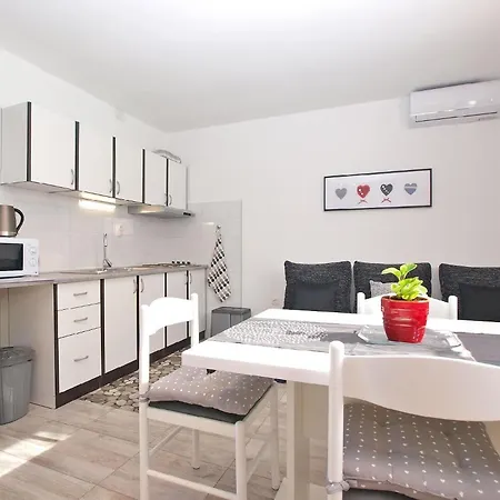 Fuer 2 Personen Ca 40 Qm In Fazana, Istrien Istrische Riviera Apartment *